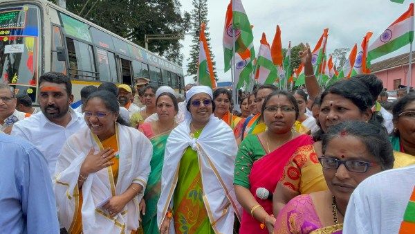 வந்தே மாதரம் பேரணி.. பாரம்பரிய உடை அணிந்து படுகர் இன மக்களுடன் நடனமாடிய வானதி சீனிவாசன்!