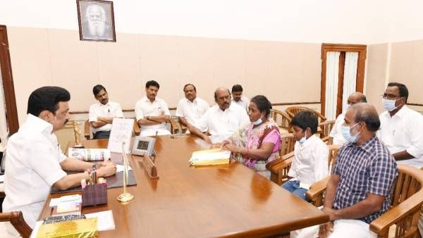 முதல்வரை சந்தித்தபோது தேம்பித் தேம்பி அழுத கள்ளக்குறிச்சி மாணவியின் தாய்.. ஆறுதல் சொன்ன ஸ்டாலின்!