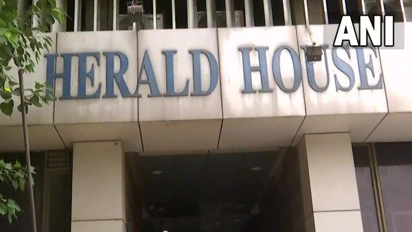 நேஷனல் ஹெரால்டு தலைமை அலுவலகத்தில் அமலாக்கப் பிரிவு அதிகாரிகள் அதிரடி சோதனை- காங். போராட்டம்