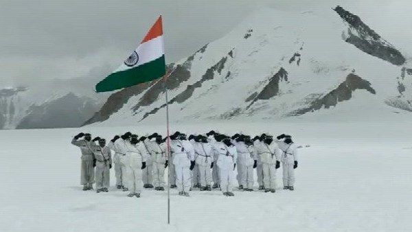 இதுதான் இந்திய ராணுவம்.. உலகின் மிக உயர்ந்த போர்முனையில்.. கம்பீரமாக கொடி ஏற்றிய வீரர்கள்.. மாஸ்!