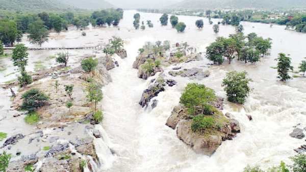 ஒகேனக்கல்லில் வெள்ளம்.. மேட்டூரில் 2.10 லட்சம் கனஅடி நீர் திறப்பு.. காவிரி கரையோர மக்களுக்கு எச்சரிக்கை