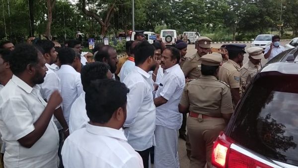 மதுரை விமான நிலையத்தில் பாஜகவினர் கார்களுக்கு அனுமதி மறுப்பு.. போலீசாருடன் வாக்குவாதம்- பரபரப்பு