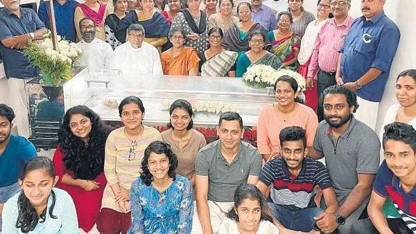 மூதாட்டி உடலுடன் சிரித்தபடி போஸ்.. சர்ச்சையில் சிக்கிய கேரள குடும்பம்.. மகன் விளக்கம்