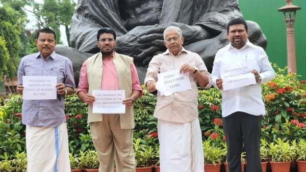 சிறுபான்மையினருக்கு அநீதி! நீதி கோரி நாடாளுமன்ற வளாகத்தில் போராடிய முஸ்லீம் லீக் எம்.பி.க்கள்!