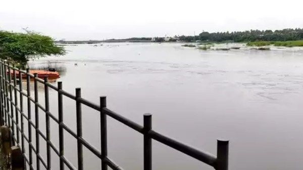 கொள்ளிடத்தில் வெள்ளம்.. அடுத்தடுத்து மூழ்கும் பழைய பாலத் தூண்கள்.. திருச்சி புதிய பாலத்திற்கு ஆபத்து