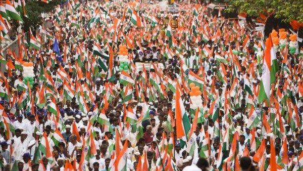 பெங்களூரை பாடாய் படுத்திய பாஜக, காங்.- போட்டி பேரணிகளால் முடங்கியது நகரம்- திண்டாடிய பொதுமக்கள்!