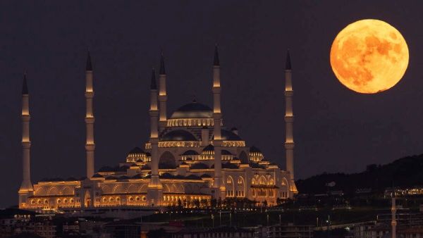 நடப்பு ஆண்டில் கடைசி நிகழ்வு.. நெட்டிசன்களை வாவ் போட வைத்த 'சூப்பர் மூன்'