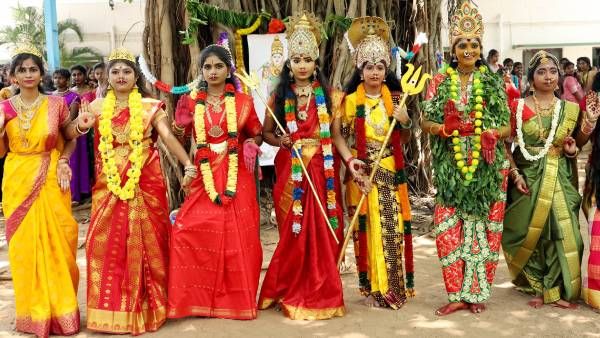 அம்மனாக மாறிய மாணவிகள்..ஒயிலாட்டம்..டாக்டர் எம்.ஜி.ஆர்.-ஜானகி மகளிர் கல்லூரியில் ஆடிப் பெருக்கு