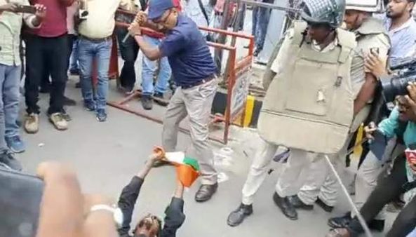 பணி வேண்டும்.. போராடிய ஆசிரியர் தேர்வர்கள்.. போலீஸ் சரமாரி தடியடி.. பீகாரில் பரபரப்பு