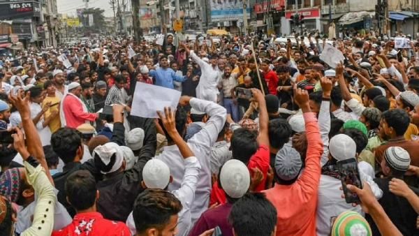 நபிகள் குறித்து சர்ச்சை; பாஜகவிலிருந்து நீக்கப்பட்ட எம்எல்ஏவுக்கு எதிராக தீவிரமடையும் போராட்டம்