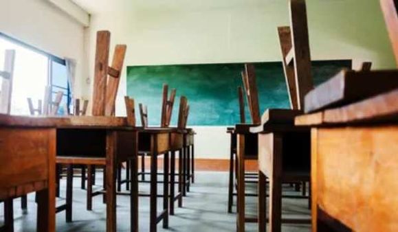 ஒடிஷாவில் கட்டணம் செலுத்தாத மாணவர்களை பள்ளி வகுப்பறையில் அடைத்து வைத்த ஆசிரியர்கள்