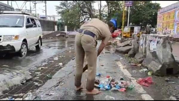 கோவையில் மழையால் சாலையில் வெள்ளம்.. சட்டென களத்தில் இறங்கிய போலீஸ்.. கால்வாயை சுத்தம் செய்து அசத்தல்!