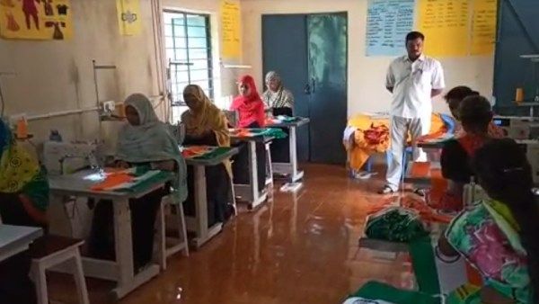 தேசியக்கொடி தயாரிப்பதில் மகிழ்ச்சி... சிவகங்கையில் இஸ்லாமிய பெண்கள் பெருமிதம்!