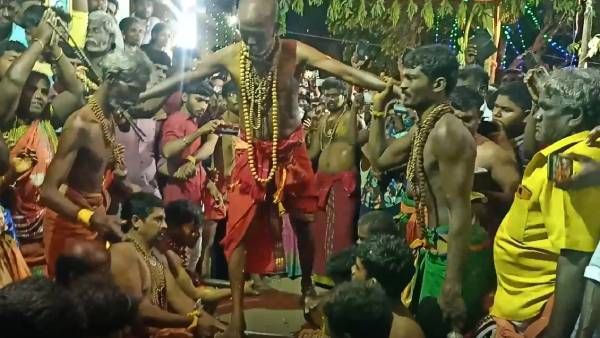 ஆடி பவுர்ணமி..அரிவாள் மீது ஏறி நின்று குறி சொன்ன பூசாரி..பூக்குழி இறங்கிய பக்தர்கள்