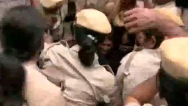 குண்டுகட்டாக தூக்கிய போலீஸ்.. இறுதிவரை திமிறிய பிரியங்கா காந்தி.. காங்கிரஸ் போராட்டத்தில் பரபர!