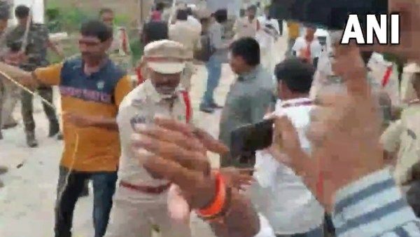 தெலுங்கானா: பாஜக தலைவர் யாத்திரையால் பெரும் வன்முறை- டி.ஆர்.எஸ். தொண்டர்கள் ஆவேச தாக்குதல்