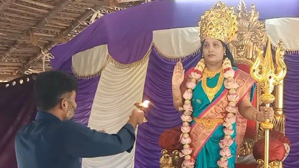 ஆடி மாசம்.. தலையில் கிரீடம் சூடி அம்மனாகவே மாறிய அன்னபூரணி அரசு அம்மா..பாத பூஜை செய்த பக்தர்கள்