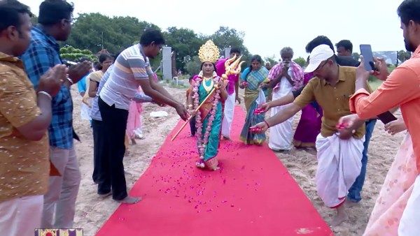 ரோஜா மேடம் நீங்களா.. அன்னபூரணி அம்மா அரசை பார்த்து ஷாக்கான பக்தர்கள்! எல்லாமே செம்புங்க மக்களே!