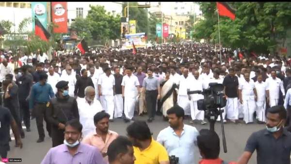 கருணாநிதியின் நினைவு தின பேரணி.. ஆயிரக்கணக்கில் திரண்ட தொண்டர்கள்.. நினைவிடத்தில் முதல்வர் மரியாதை!