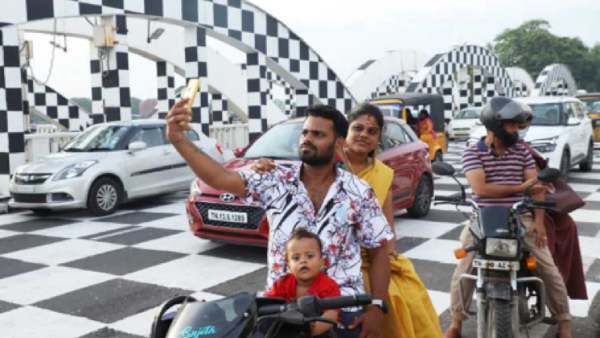 சென்னையின் புதிய செல்ஃபி பாய்ண்ட.. நேப்பியர் பாலத்தில் கூடும் மக்கள்.. நெரிசலால் பயணிகள் பாதிப்பு!