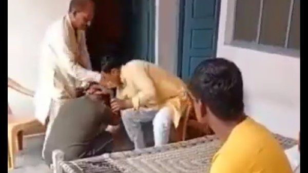 தலித் இளைஞரை செருப்பால் தாக்கிய கிராமத் தலைவர்.. உ.பியில் கொடூரம்.. வெளியான பரபர வீடியோ