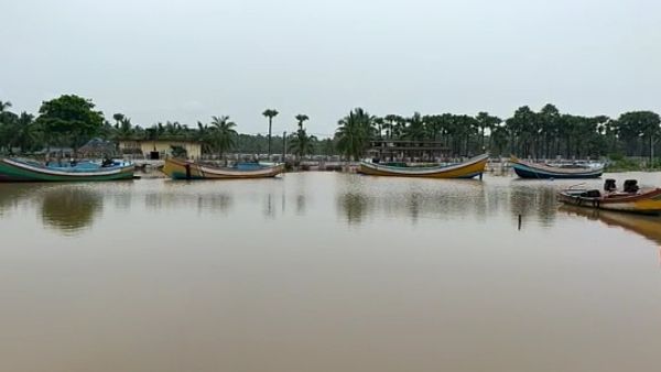 கோதாவரி ஆற்றில் வெள்ள பெருக்கு.. தண்ணீரால் சூழப்பட்டு தீவாக மாறிய ஏனாம் பிராந்தியம்!