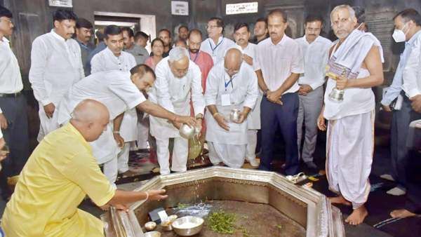 பீகார்.. கோயில் கர்ப்பகிரகத்திற்குள் சென்ற முஸ்லீம் அமைச்சர்.. தீட்டானதாக அர்ச்சகர்கள் பரிகார பூஜை!