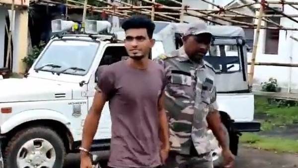 காதலிக்க மறுத்த பள்ளி மாணவி! எரித்து கொன்ற கொடூரன்! சிரித்து கொண்டே போலீஸ் காரில் சென்ற பகீர் வீடியோ