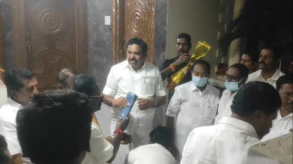 இப்போதைக்கு வேணாம்! கையில் சாவி..ஆனாலும் அதிமுக அலுவலகம் போகலை! சேலத்துக்கு வண்டியை விட்ட எடப்பாடி!