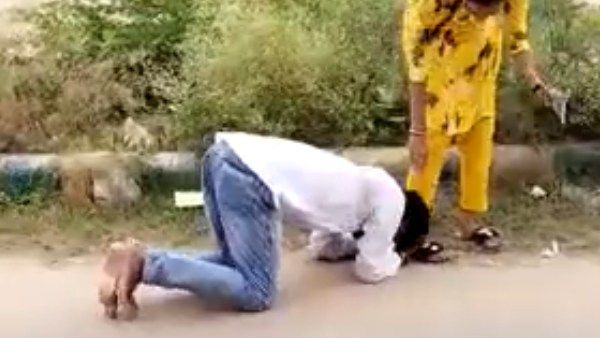 படுத்தேவிட்டானய்யா.. ஓட்டுக்காக மாணவிகளின் காலில் விழுந்து கெஞ்சிய மாணவர்கள்! கலகல ராஜஸ்தான்