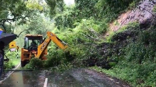தொடர் மழையால் உதகையில் மண்சரிவு - வெள்ளத்தில் அடித்துச் செல்லப்பட்ட கோரையாறு தரைப்பாலம்!