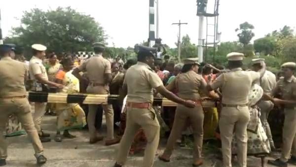 திருத்தணியில் பெண் ஐ.ஏ.எஸ்.அதிகாரியின் தாயார் வீடு இடிப்பு! ஆக்கிரமிப்பை அகற்றிய வருவாய்த் துறை!