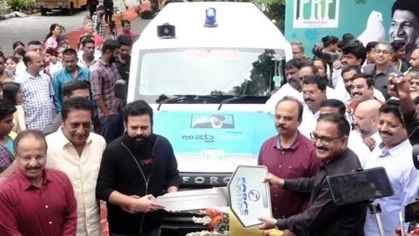 இந்த மனசு தான் சார் கடவுள்!புனித் ராஜ்குமார் பெயரில் இலவச ஆம்புலன்ஸ்கள்! நடிகர் பிரகாஷ் ராஜ் வழங்கல்