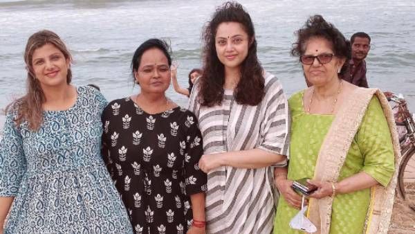 40 நாட்களுக்கு பிறகு வீட்டுக்கு வெளியே வந்த மீனா.. கவலை தோய்ந்த புன்சிரிப்பு.. ரசிகர்கள் ஆறுதல்