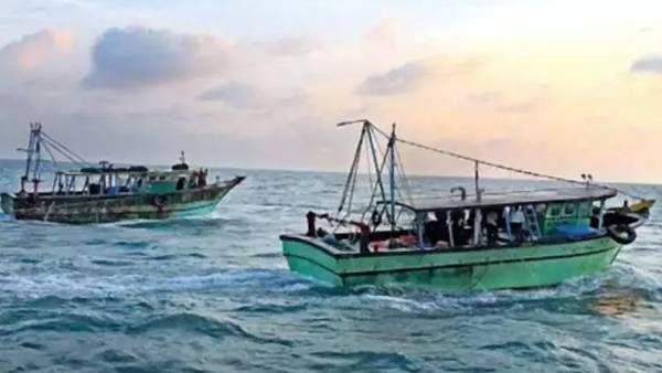 இலங்கை முல்லைத்தீவு கடற்பரப்பில் மீன்பிடித்ததாக 9 தமிழக மீனவர்கள் கைது
