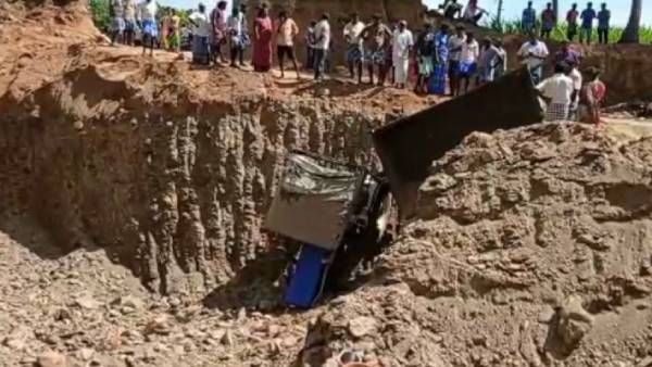 மண் அள்ளும்போது 30 அடி பள்ளத்தில் கவிழ்ந்த டிராக்டர்... 2 பெண்கள் பலி... நாமக்கல்லில் பரிதாபம்!