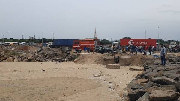 கடலில் குளித்த ஒரே குடும்பத்தைச் சேர்ந்த 4 பேர் மாயம்... திருவொற்றியூர் ஷாக்!