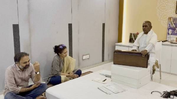 நாற்காலியில் இளையராஜா.. தரையில் லட்சுமி ராமகிருஷ்ணன்.. 