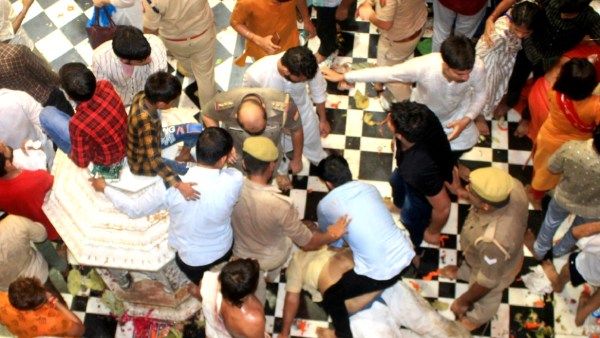 மதுரா கிருஷ்ணர் கோயிலில் சிறப்பு வழிபாடு.. முண்டியடித்த கூட்டம்.. மூச்சுத்திணறி 2 பக்தர்கள் பலி!