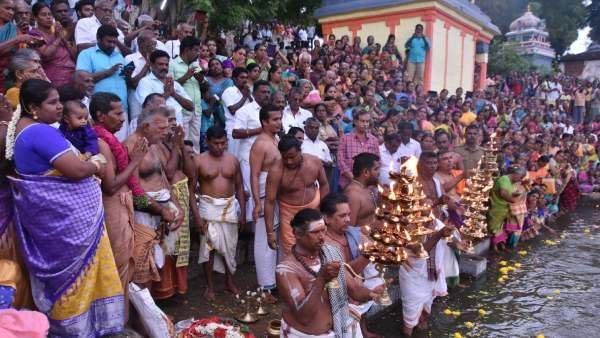 ஆடிப்பெருக்கு விழா.. அம்பாசமுத்திரம் தாமிரபரணி ஆற்றங்கரையில் கோலாகலம்..மங்கல ஆரத்தி