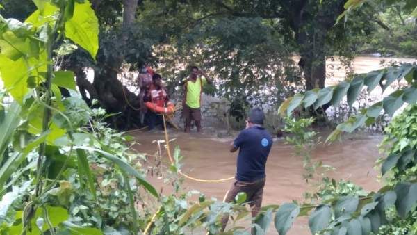 காதல் வளர்த்தேன்..நட்டாற்றில் சிக்கிக் கொண்ட காதல் ஜோடி!3 மணி நேரம் போராடி மீட்ட தீயணைப்பு வீரர்கள்!