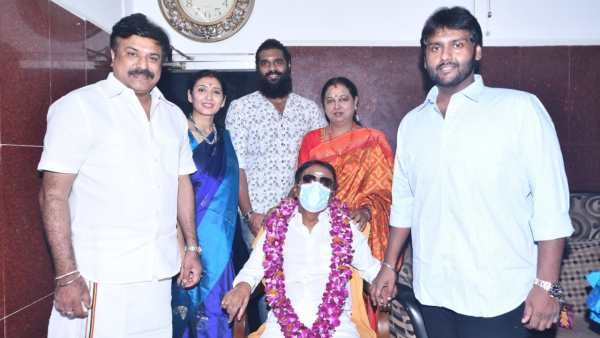 70வது பிறந்தநாளில் தொண்டர்களை சந்தித்த விஜயகாந்த்..கையசைப்பில் தெரிந்த கம்பீரம்..உற்சாக விசில்