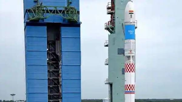 இந்திய விண்வெளி வரலாற்றில் சாதனை.. ஆஸாதி சாட்டிலைட்டை 750 அரசு பள்ளி மாணவிகள் உருவாக்கியது எப்படி?