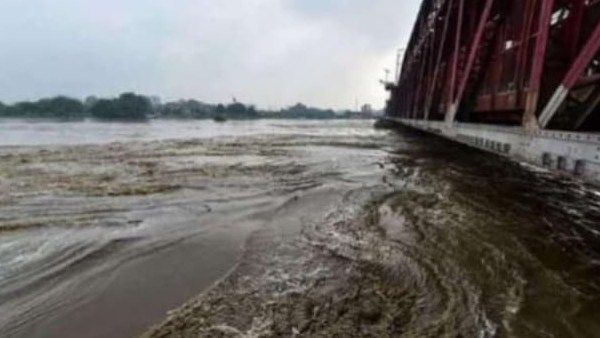 'யமுனை ஆற்றில் அபாய அளவை தாண்டி ஓடும் நீர்'.. கரையோர மக்களுக்கு எச்சரிக்கை.. மீட்பு பணி தீவிரம்!