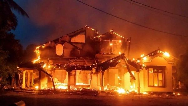 இலங்கையில் கொழும்பு அருகே பெரும் தீ விபத்து.. இரவில் நடந்த கொடூரம்.. 60 வீடுகள் எரிந்து நாசம்!