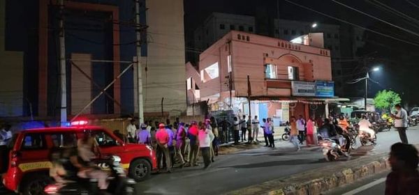 கோவை பாஜக அலுவலகத்தில் பெட்ரோல் குண்டு வீச்சு- பாஜகவினர் சாலை மறியல் போராட்டத்தால் பதற்றம்