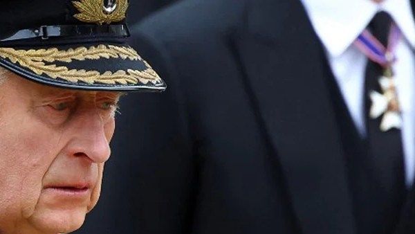 எடுத்துச் செல்லப்பட்ட ராணி எலிசபெத் உடல்! கண் கலங்கிய மன்னர் சார்லஸ்.. பிரிட்டன் மக்கள் மவுன அஞ்சலி