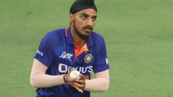 ”இஸ்லாமியர் என்றால் தேசத்துரோகி.. சீக்கியர் என்றால் காலிஸ்தானியா” அர்ஷ்தீப்-க்கு குவியும் ஆதரவு!