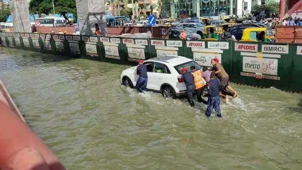 ரூ.225 கோடி போச்சு.. பெங்களூரை விட்டே போயிடுவோம்! வெள்ளத்தால்.. பாஜக அரசை விளாசும் ஐடி நிறுவனங்கள்!