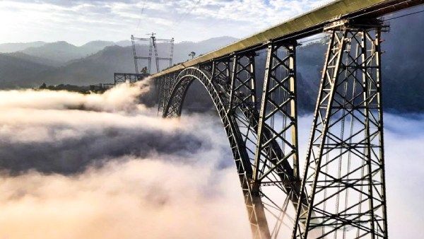 இது இந்தியாவின் அதிசயம்.. ஈபிள் டவரையும் விட உயரமான ரயில் பாலத்தின் வியக்க வைக்கும் போட்டோ.. ஆஹா!